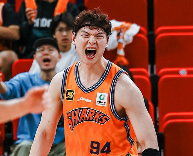 电竞实力对比-上海队注册18人：王哲林续约3年顶薪 张镇麟加盟李添荣刘礼嘉续约