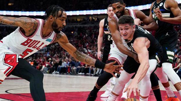 1650691308213012602.jpg derrick-jones-jr-and-grayson-allen.jpg