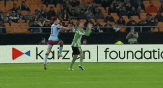 英雄联盟战队分析-赔了儿子又折兵 范佩西目睹儿子重伤被担架抬下场