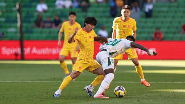 电竞实力对比-中国球员不会踢3中卫攻防体系？开场9分钟被打2闷棍，国足憾负喀麦隆队